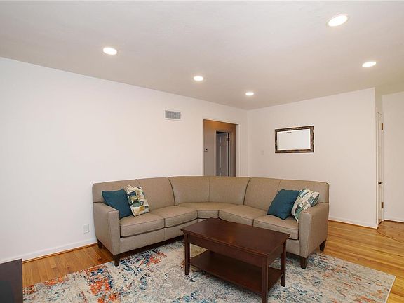 5th image of 418 W Argonne Dr
