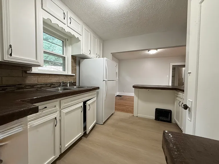 480 Houston Ave — Photo 5