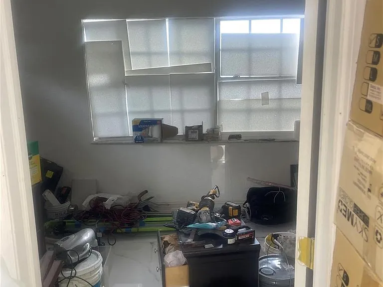 6250 SW 9th St — Photo 5