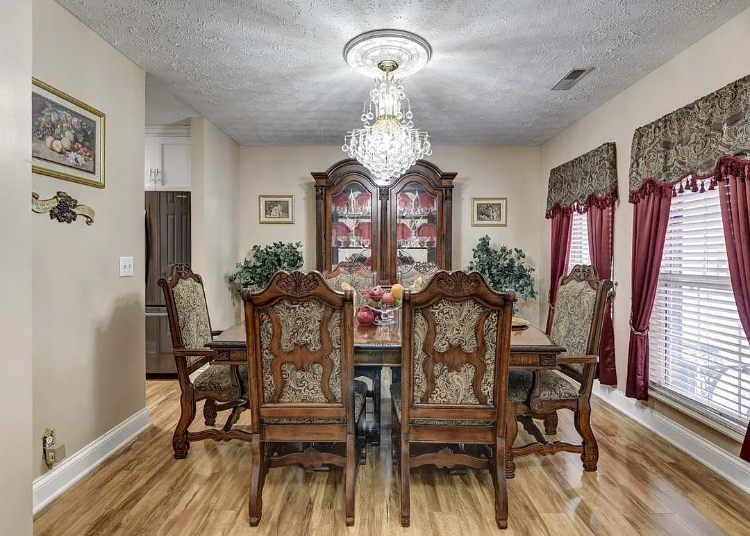 4 bed, 2.5 bath, 2138 sqft, $2,700 — Photo 2