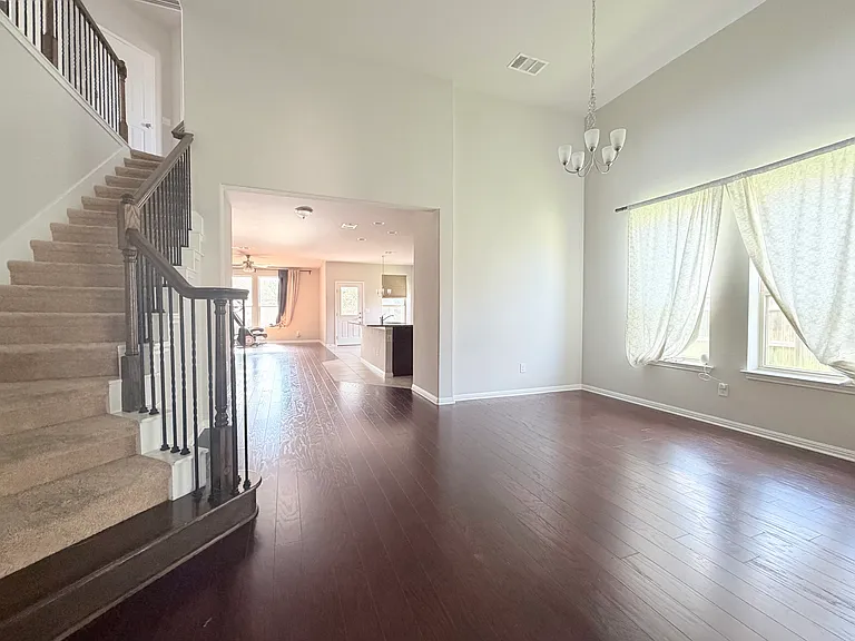 1009 Valley View Dr — Photo 1