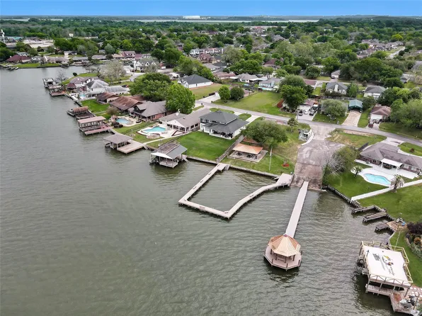 13413 Bunker Hill Dr, Willis, TX 77318