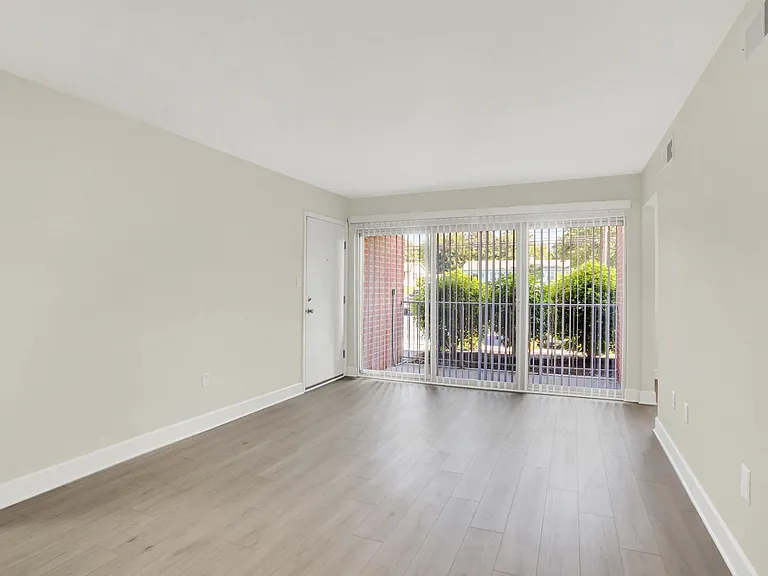 Twin Lakes Apartments — Photo 6