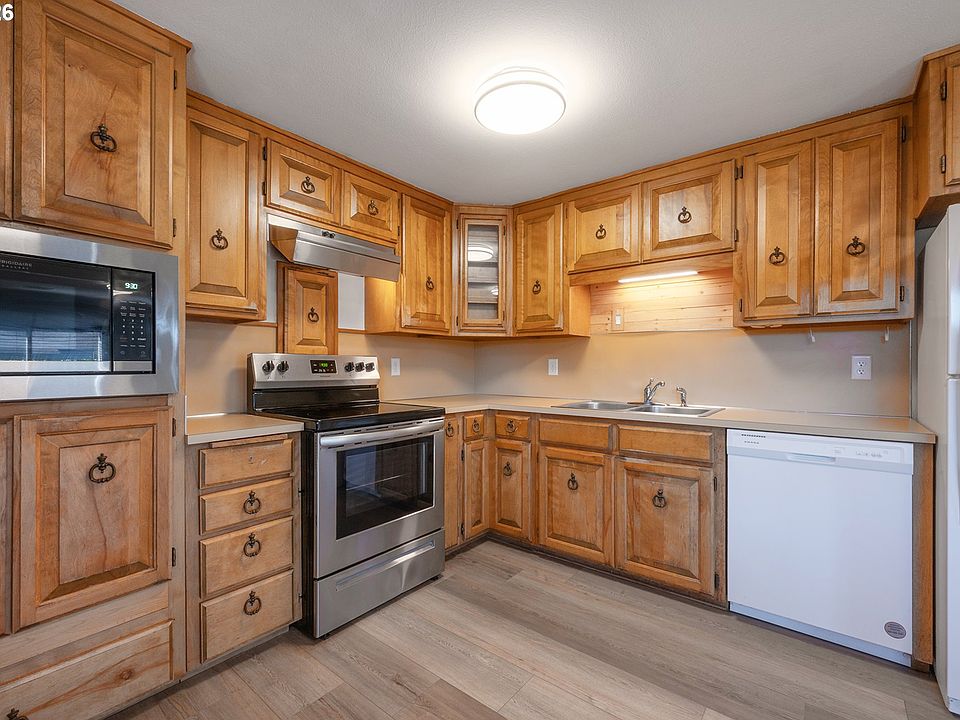 672 51st St, Springfield, OR 97478 | MLS #676475305 | Zillow