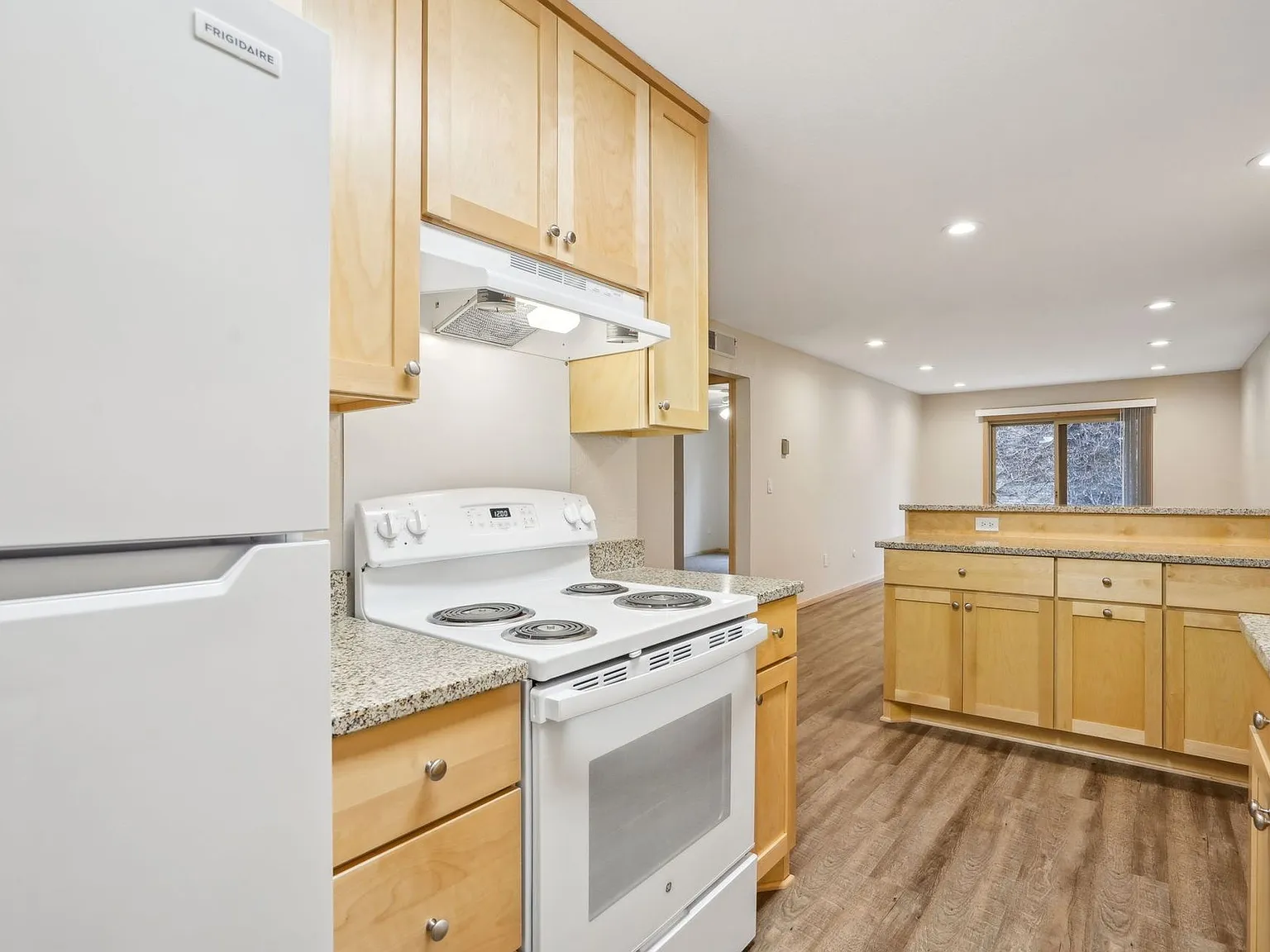 Larpenteur Estates Apartments — Photo 2