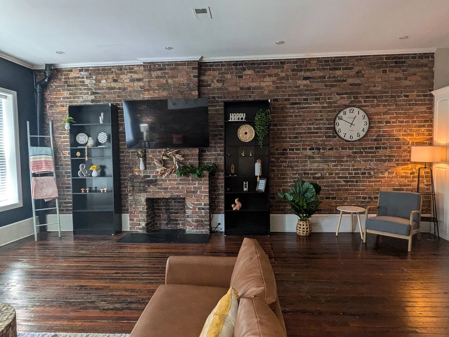 Cute Upstairs Down Town Apartment! — Photo 2
