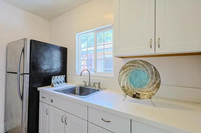 421 Elizabeth St — Photo 14
