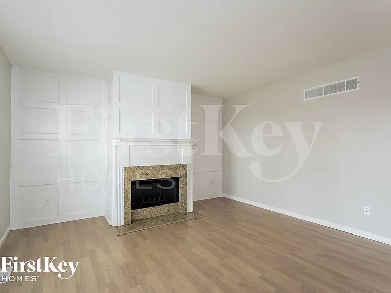 1224 Yorktown Dr — Photo 3