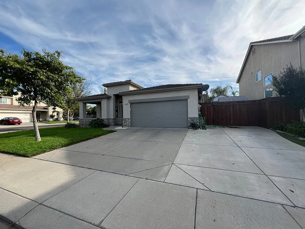 3 bed, 2.0 bath, 1811 sqft, $2,895 — Photo 2