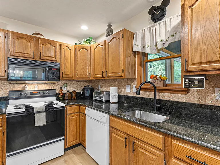 2174 Lakeview Dr E — Photo 10