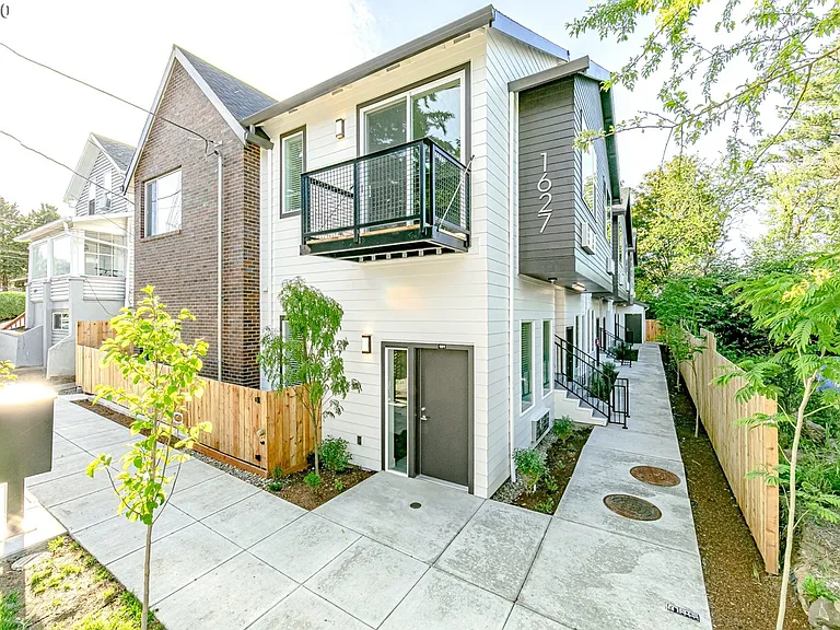 1627 SE Reedway St #203 — Photo 1