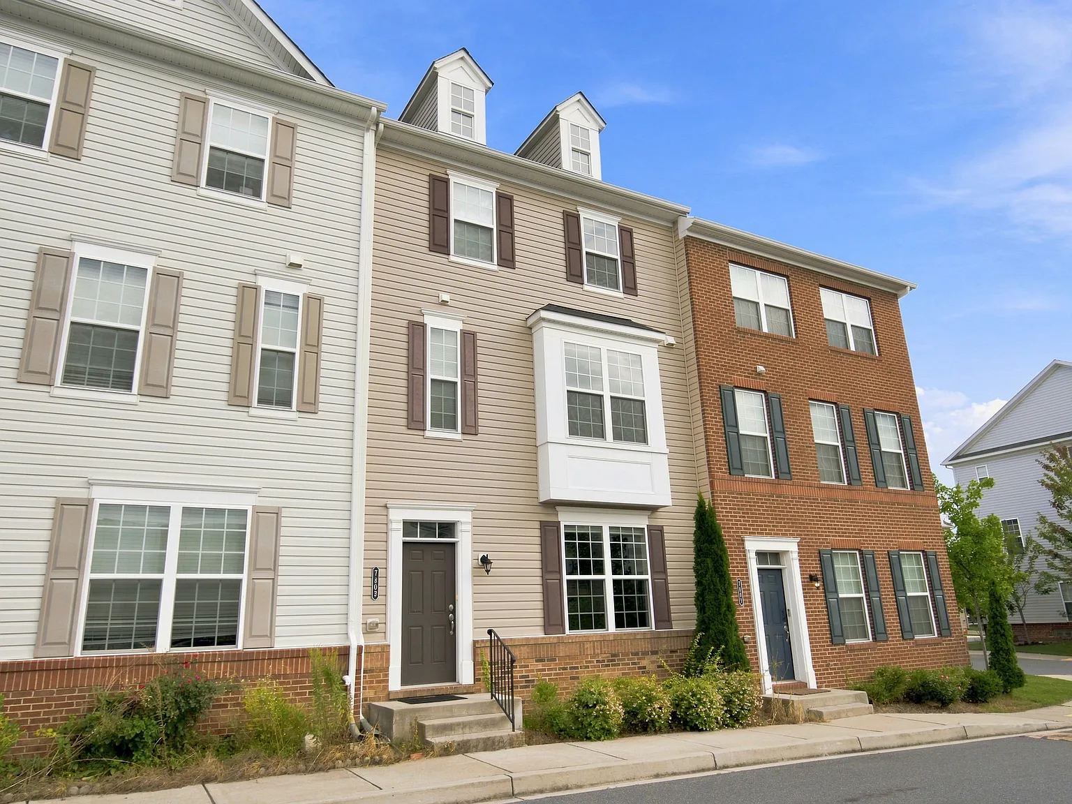 4 bed, 2200 sqft, $3,395 — Photo 2