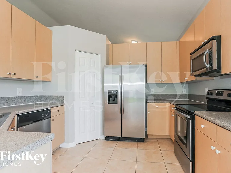 1700 NE 37th Pl — Photo 6