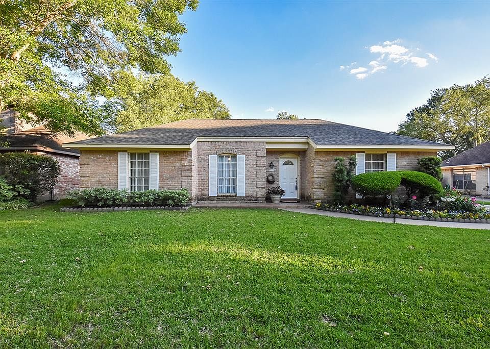 Welcome home---lovely one story home on quiet cl-de-sac street just waiting for the next lucky owner.