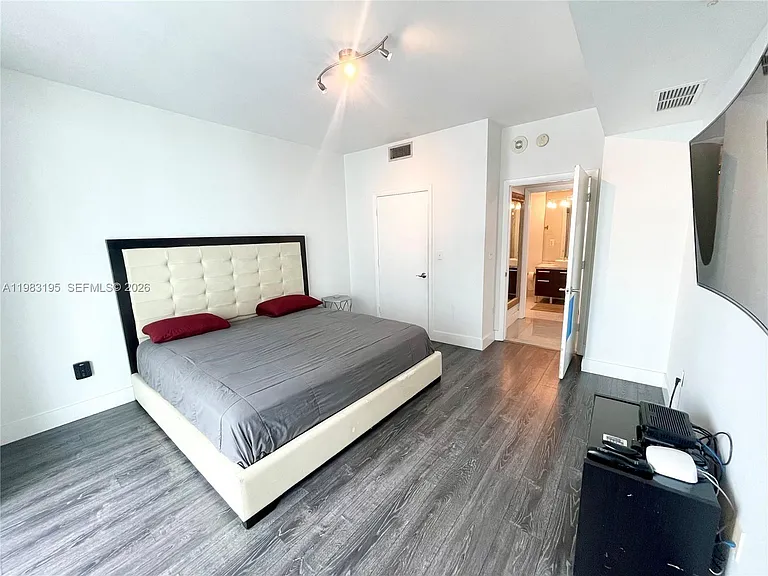 253 NE 2nd St #2506 — Photo 27