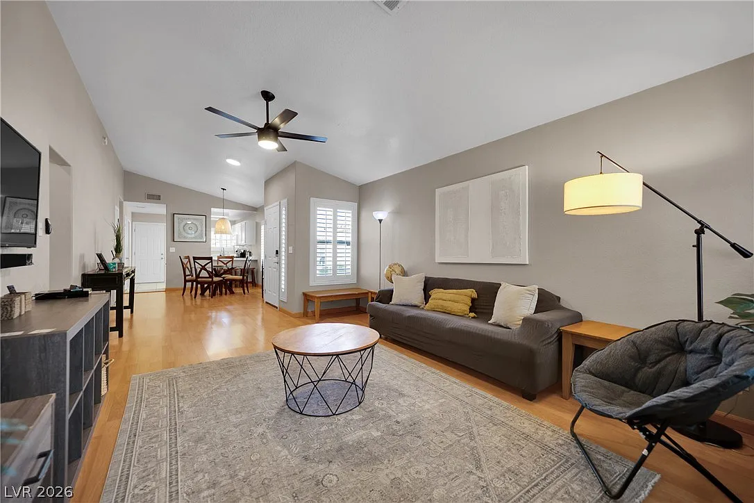 3 bed, 2.0 bath, 1310 sqft, $2,500 — Photo 4
