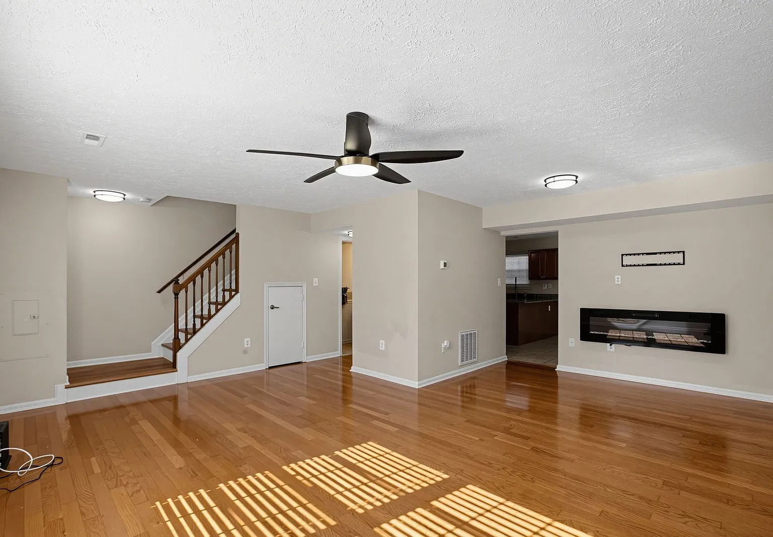 3 bed, 3.0 bath, 1496 sqft, $2,400 — Photo 4