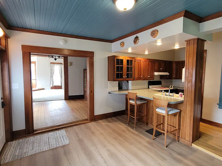 610 16th Ave — Photo 2