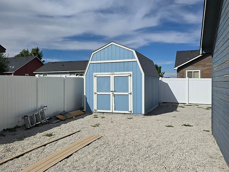 649 Clinton Dr — Photo 15