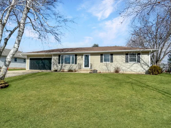 513 Fox Knoll Dr, Lena, IL 61048