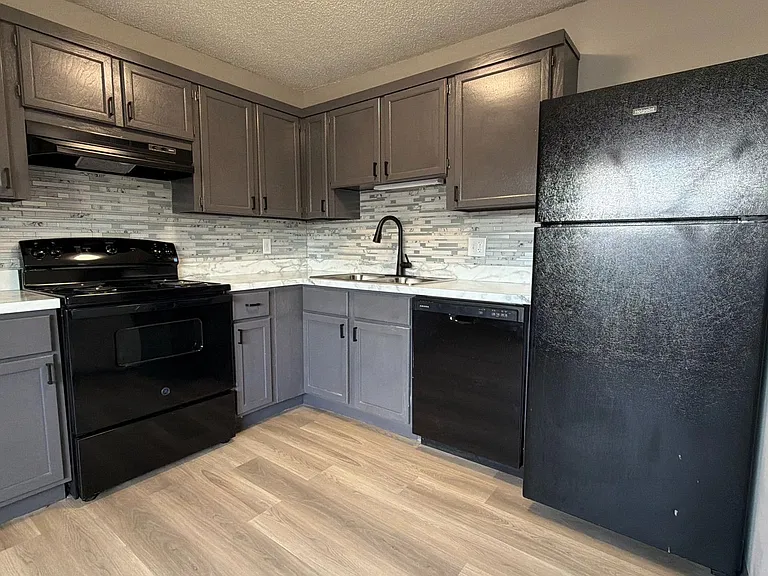 1121 N 28th St #14 — Photo 15