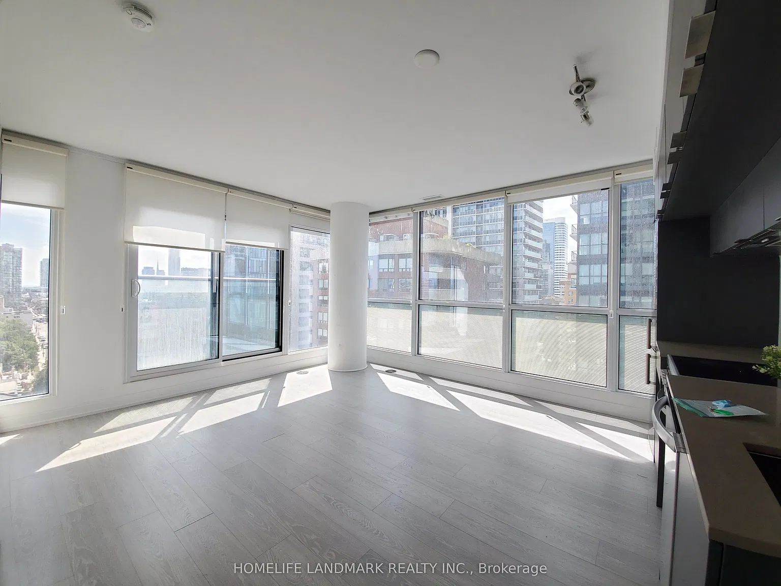 181 Dundas St E — Photo 3