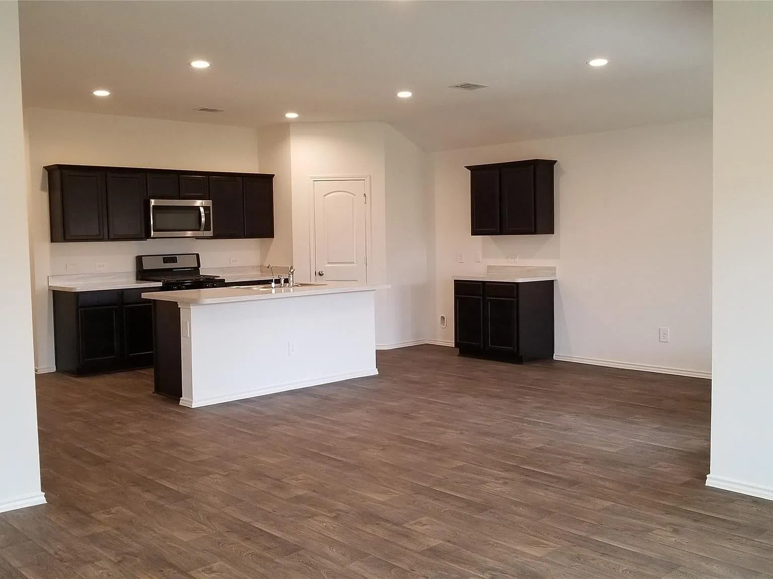 4 bed, 1835 sqft, $2,095 — Photo 2