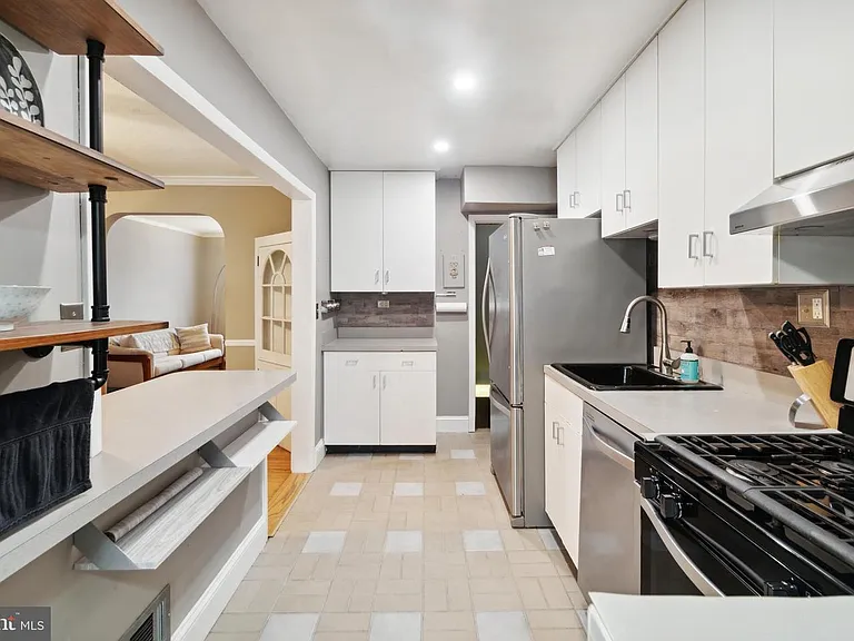 705 Eastshire Dr — Photo 11