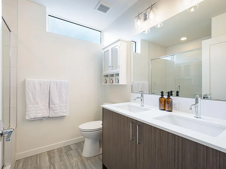 1427 E Howell St — Photo 12