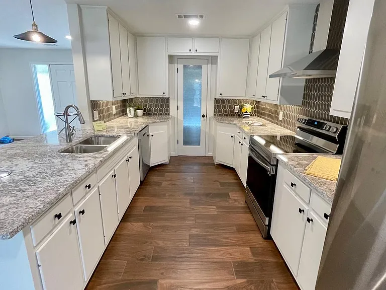 105 Montclair St — Photo 9