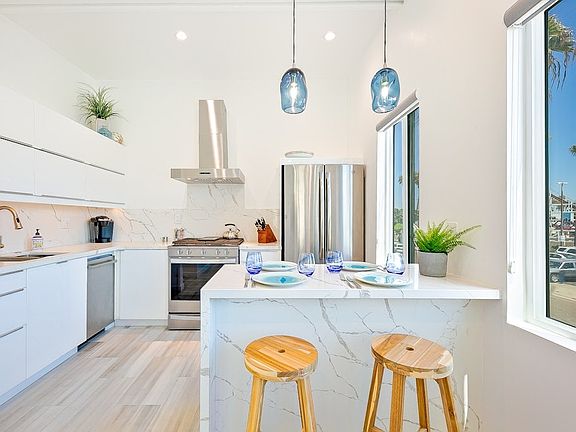 2nd image of 732 Ventura Pl APT 1