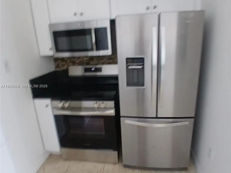 425 NE 30th St #203 — Photo 9
