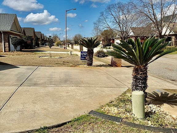 3rd image of 614 Post Oak Way