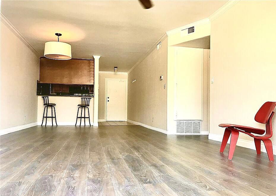 1st image of 826 2nd St APT 305