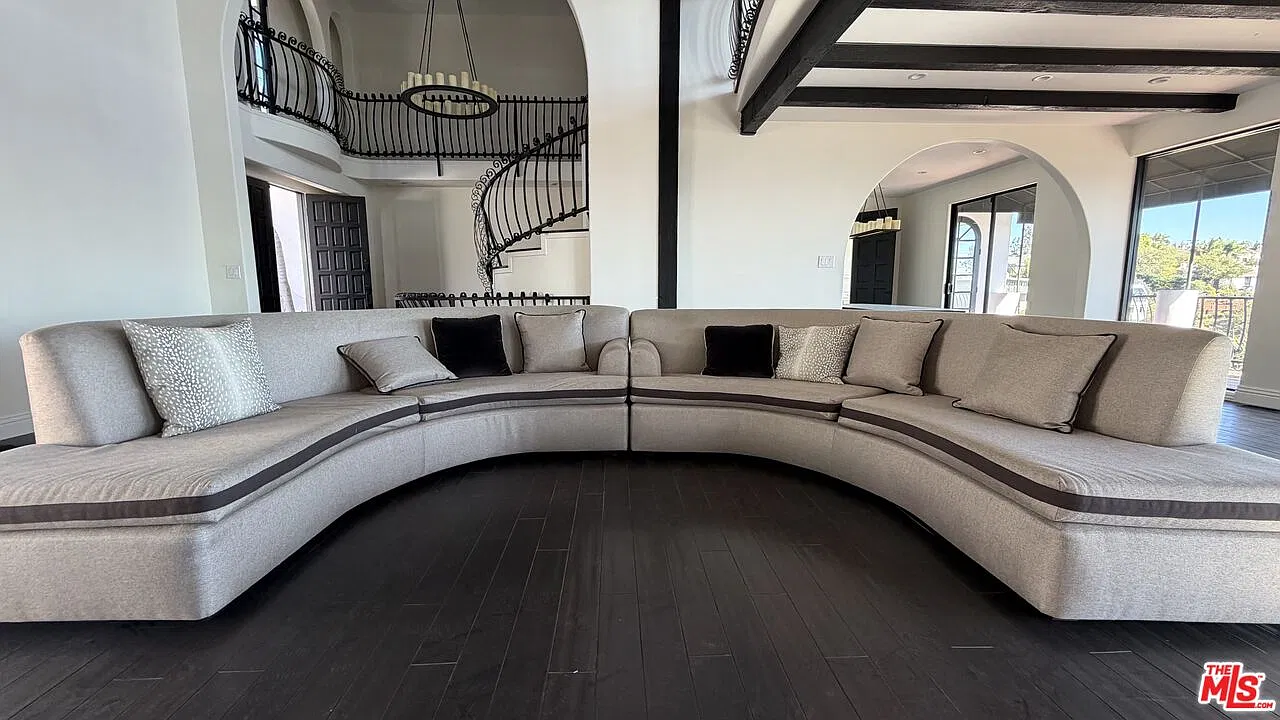 5 bed, 5.5 bath, 5138 sqft, $15,000 — Photo 2