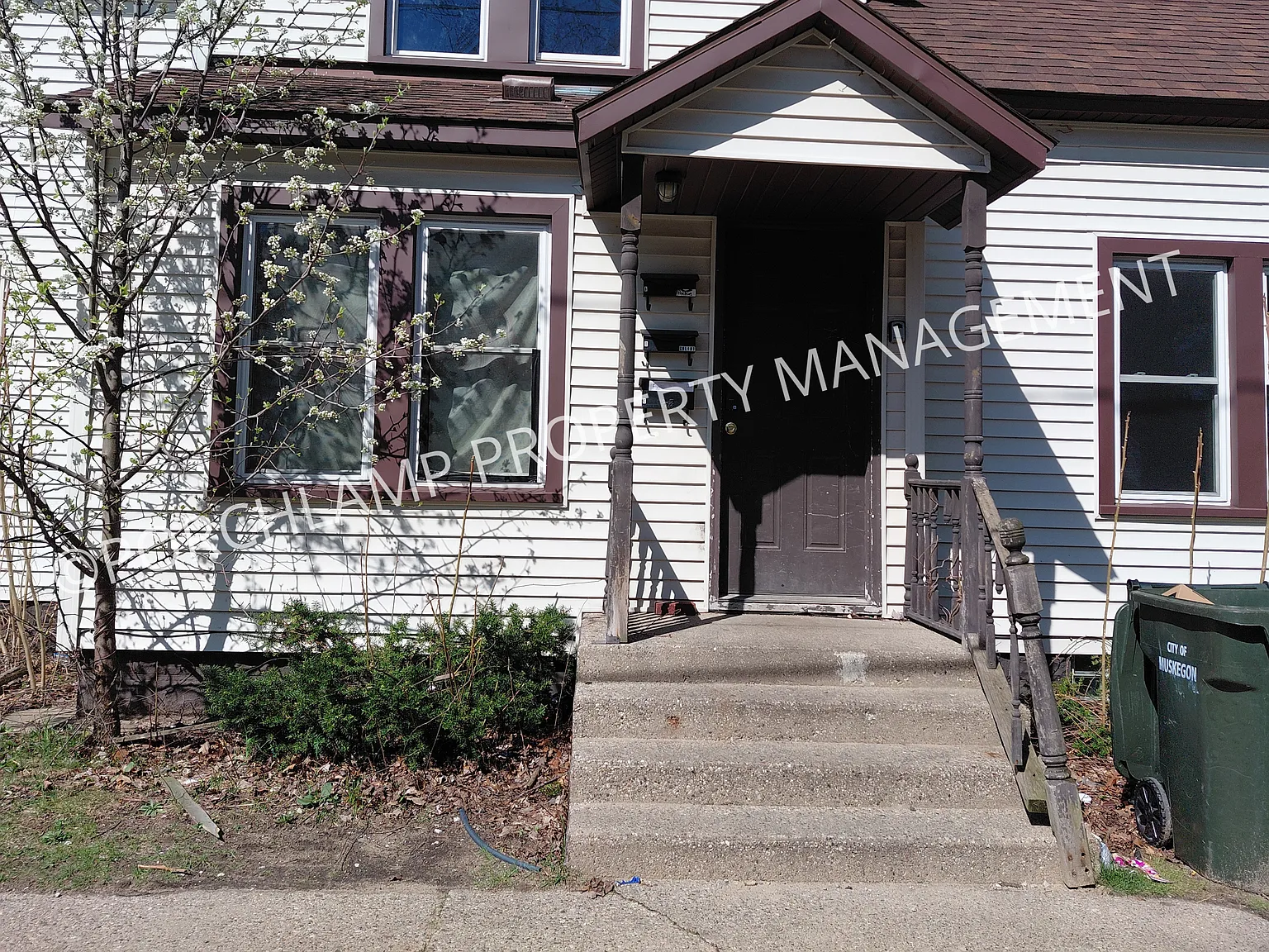 216 W Grand Ave — Photo 2