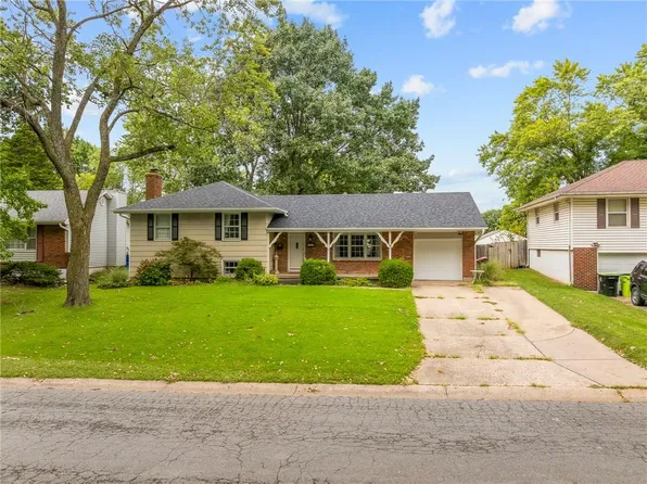 212 SW Craigmont Dr, Lees Summit, MO 64081