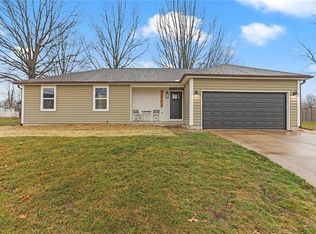1002 SW Hereford Dr, Grain Valley, MO 64029