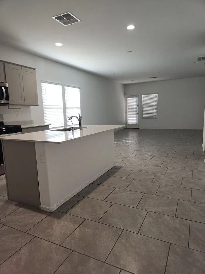 4 bed, 2.0 bath, 1696 sqft, $2,300 — Photo 4
