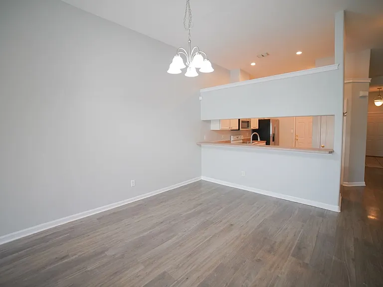 1060 Kingdom Dr — Photo 3