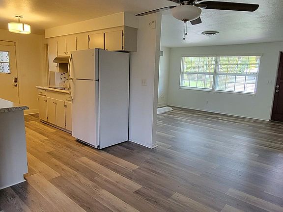 Open dining area to kitchen and living room