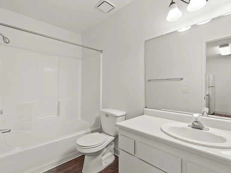 College Glen Apartments — Photo 6