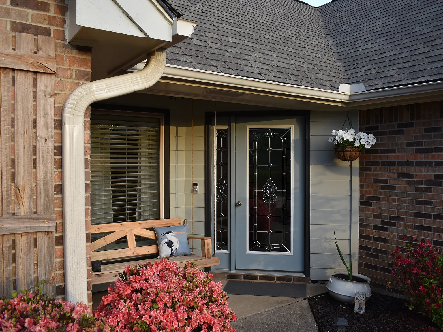 3 bed, 2018 sqft, $2,999 — Photo 2