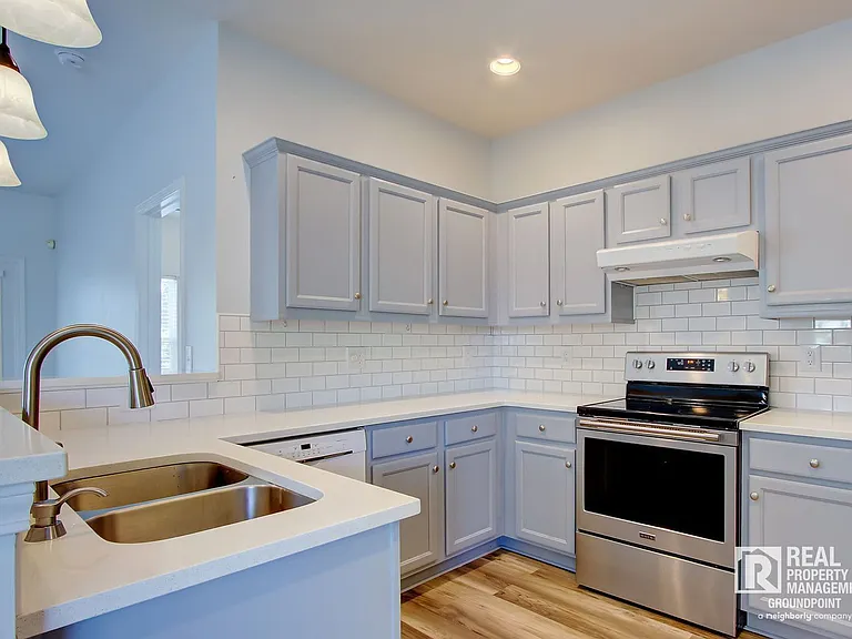 2815 Summertrees Blvd — Photo 2