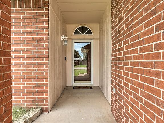 3rd image of 901 SE 37th St