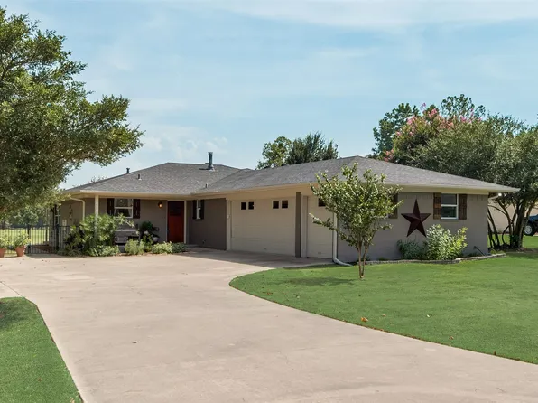 421 Navajo Trl, Lake Kiowa, TX 76240