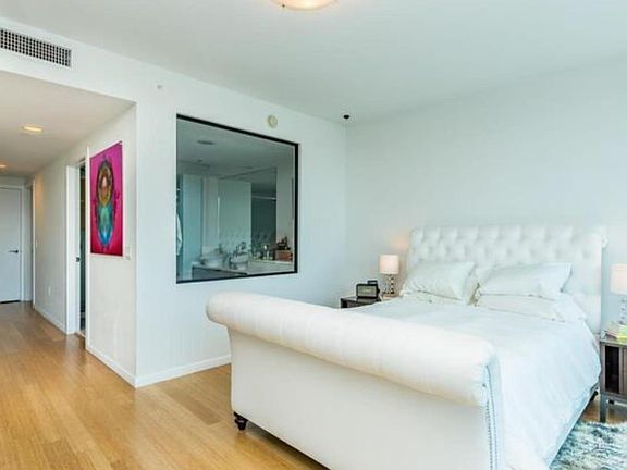 5th image of 2950 NE 188th St APT 306