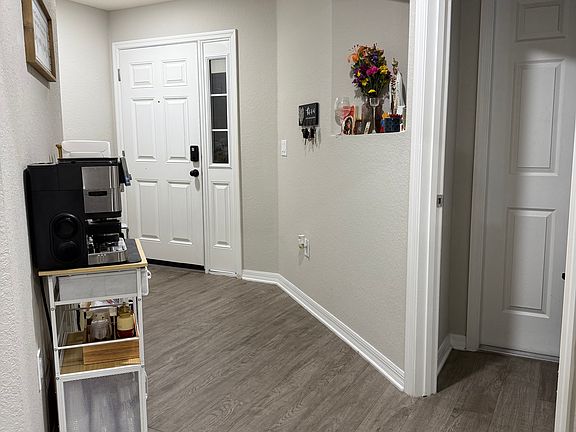 3rd image of 410 Capri Way