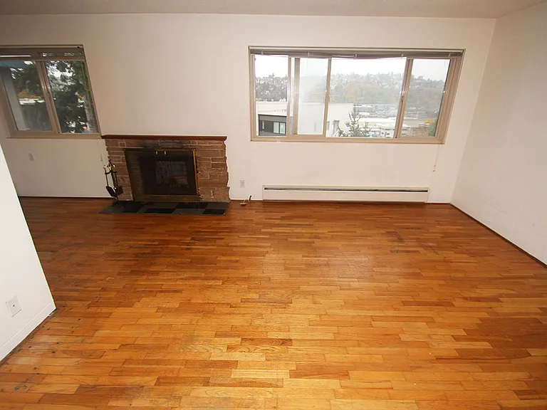 2323 W Newton St — Photo 1