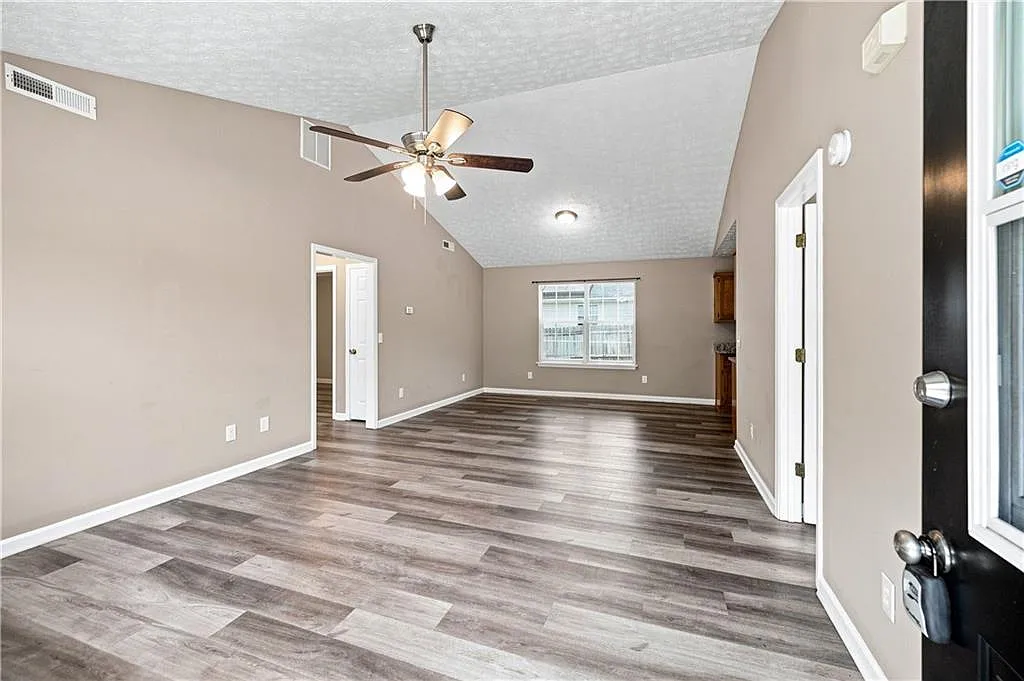 3 bed, 2.0 bath, 1118 sqft, $1,700 — Photo 2